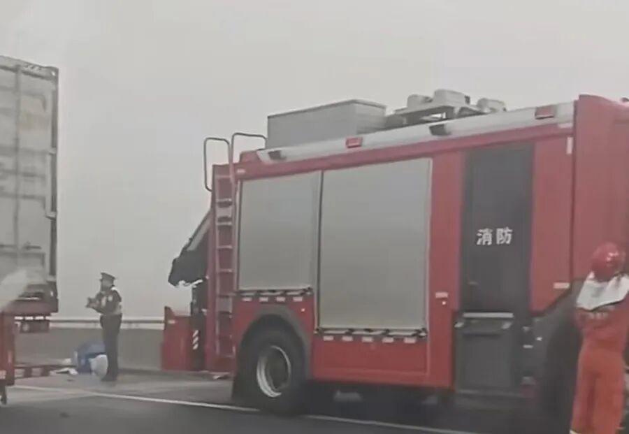 AG体育-G40沪陕高速往江苏方向发生一起多车相撞事故，1人抢救无效死亡