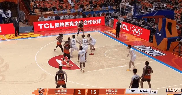 AG体育app下载-山东开局2-15落后上海，郭凯跳投卡篮脖子、山东全队12中1